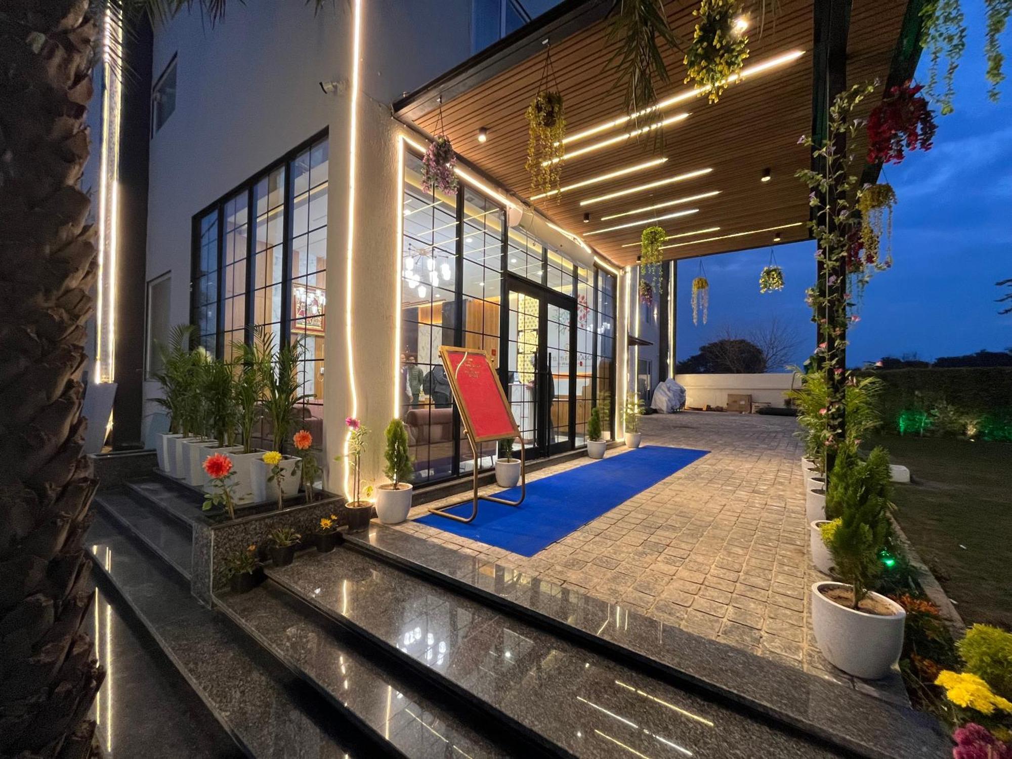 Hotel Three Seasons Vrindavan Exterior photo