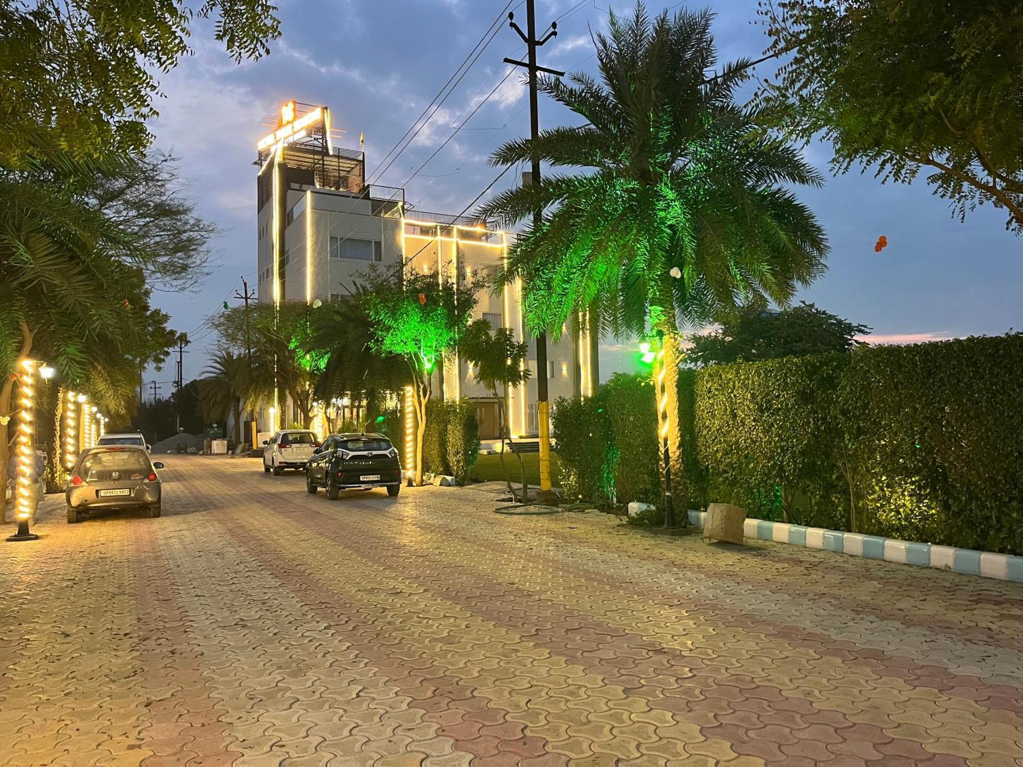 Hotel Three Seasons Vrindavan Exterior photo
