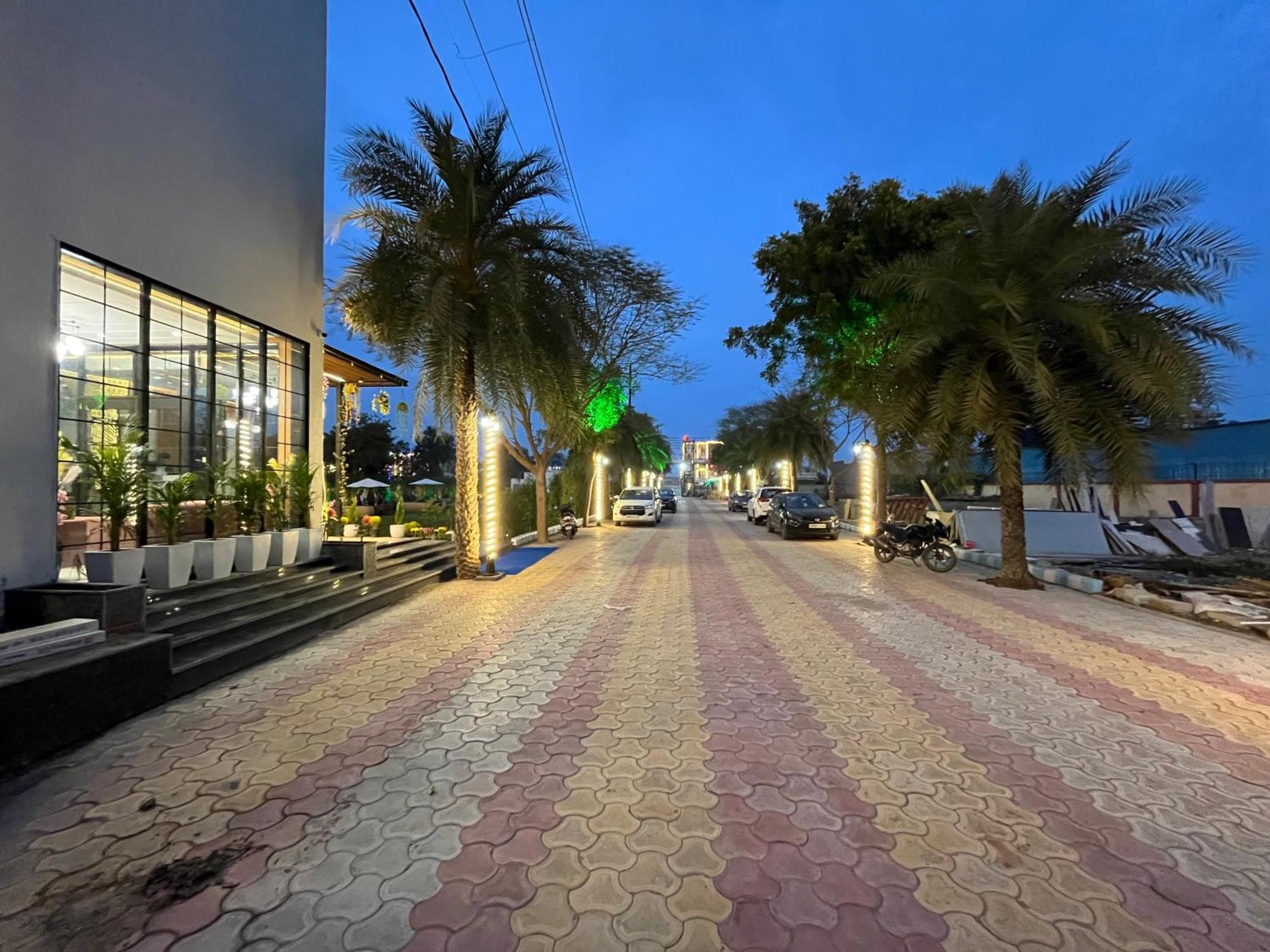 Hotel Three Seasons Vrindavan Exterior photo