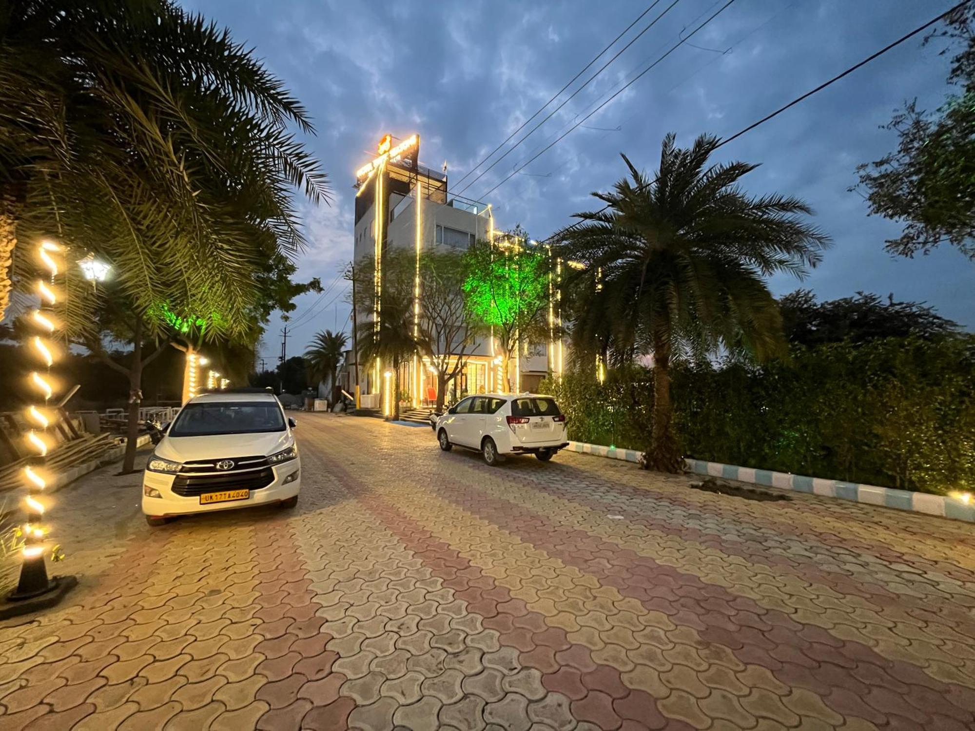 Hotel Three Seasons Vrindavan Exterior photo