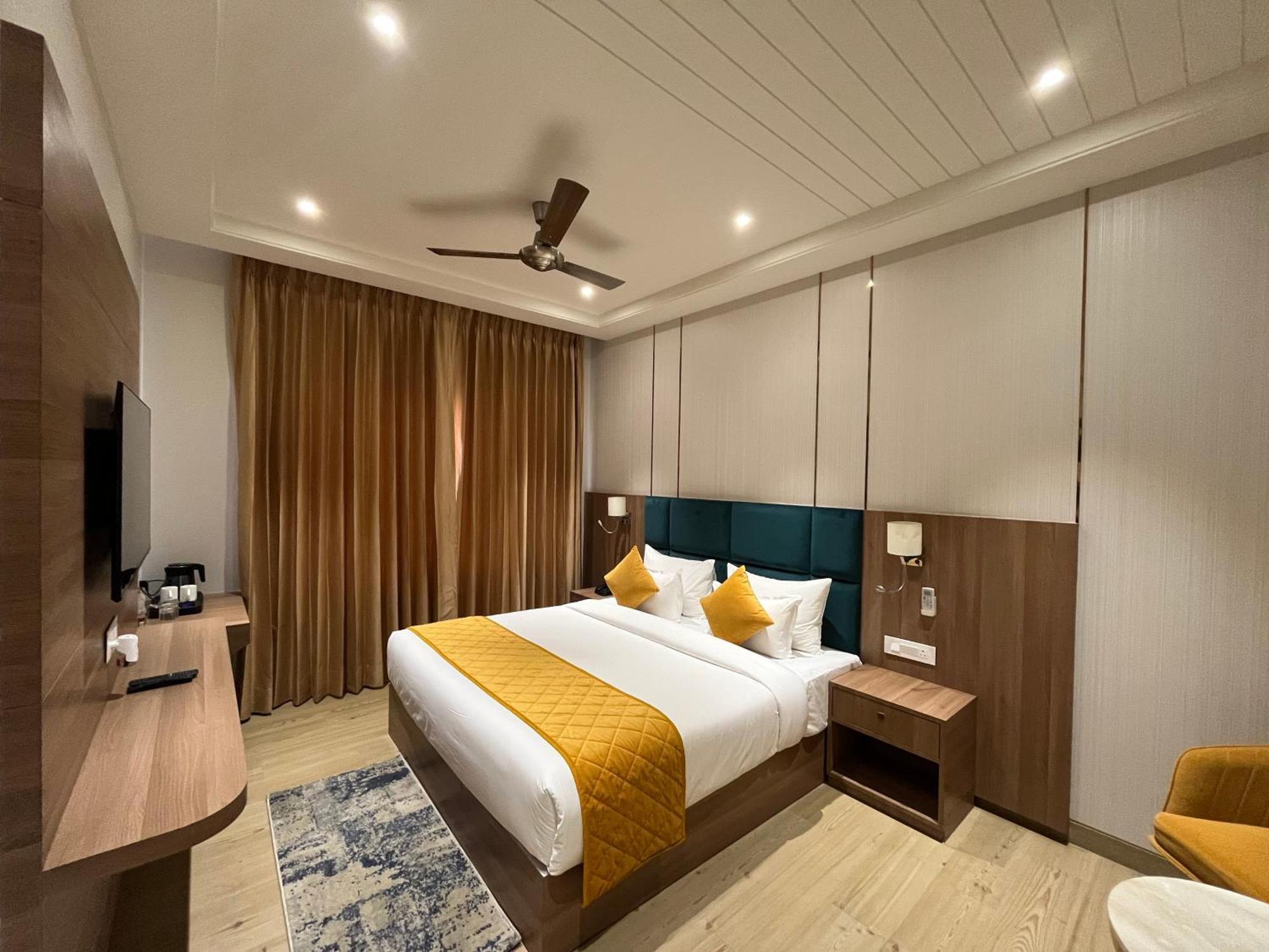 Hotel Three Seasons Vrindavan Exterior photo