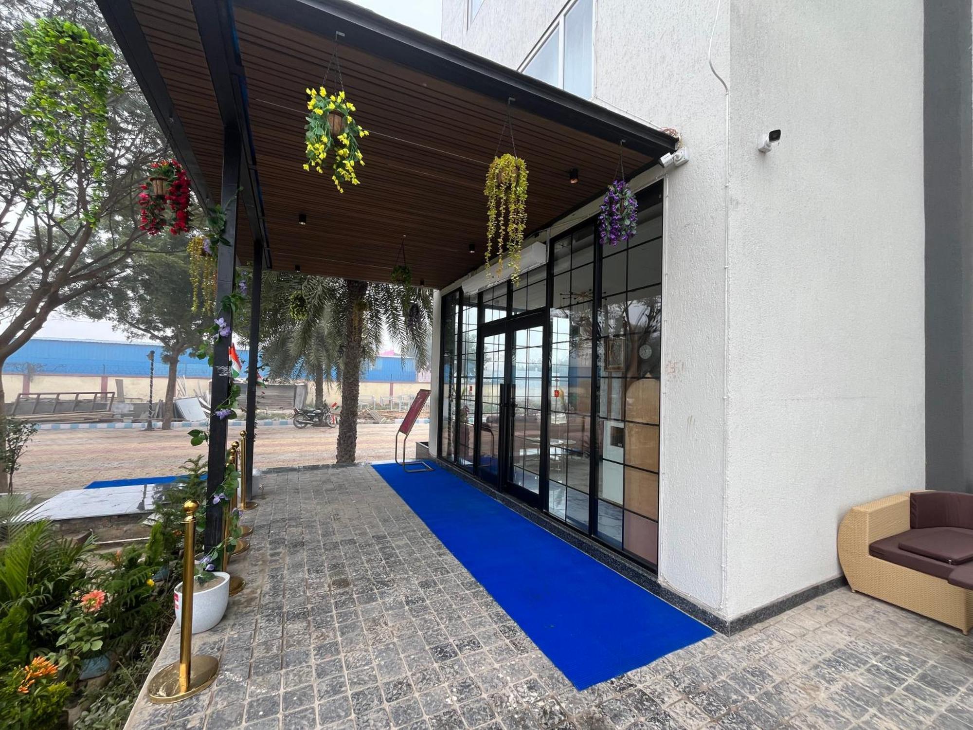 Hotel Three Seasons Vrindavan Exterior photo
